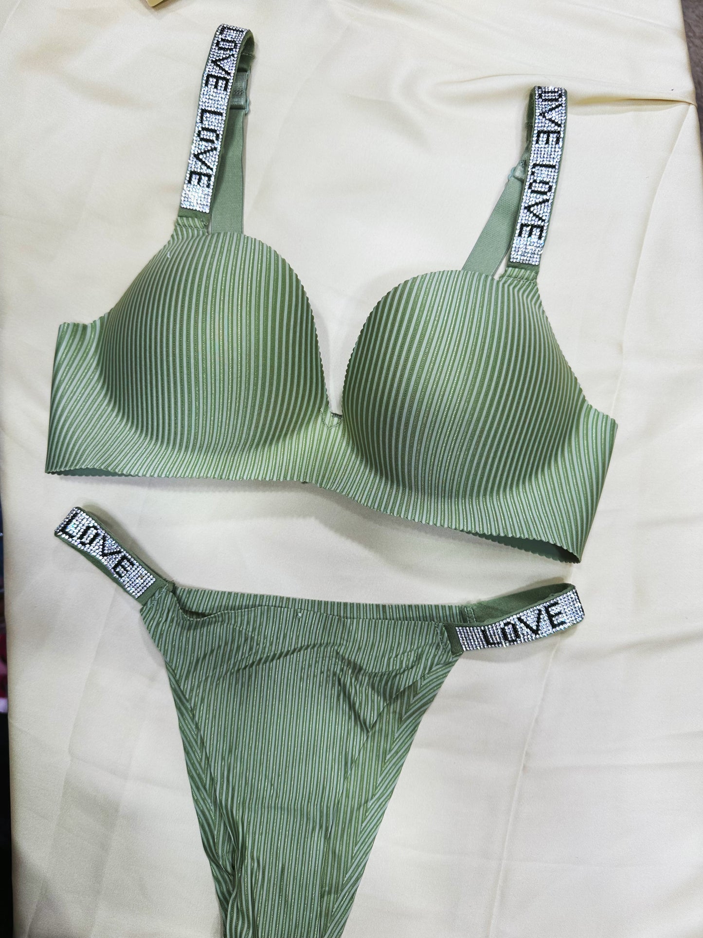 LOVE LOVE SHINE STRAPS WIRELESS BRA Single padded BRA